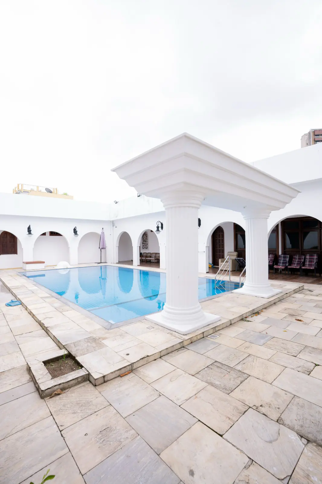Piscina da Clínica Conceber com colunas e área externa arejada