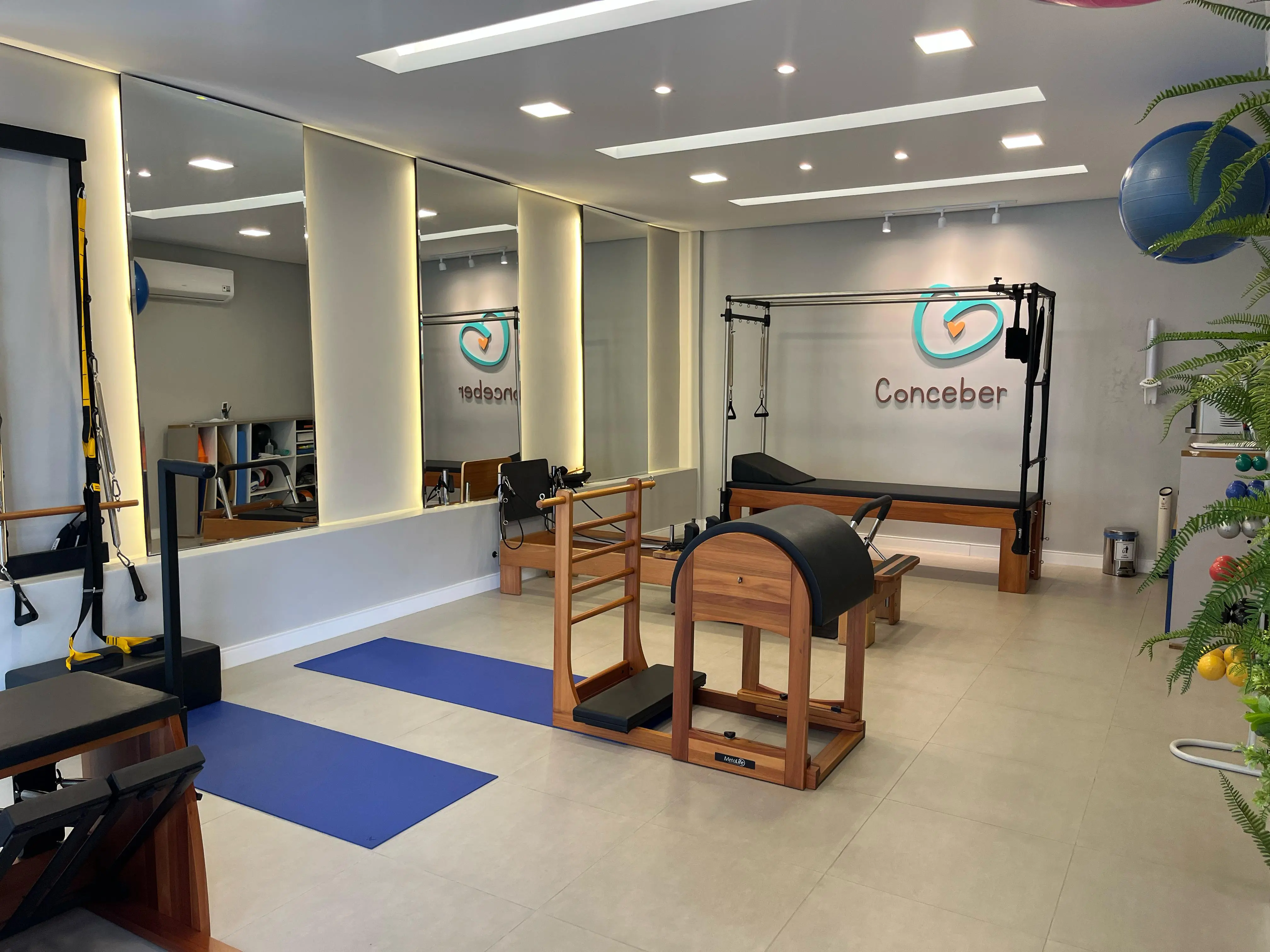 Ambiente do studio de Pilates com a identidade da Clínica Conceber